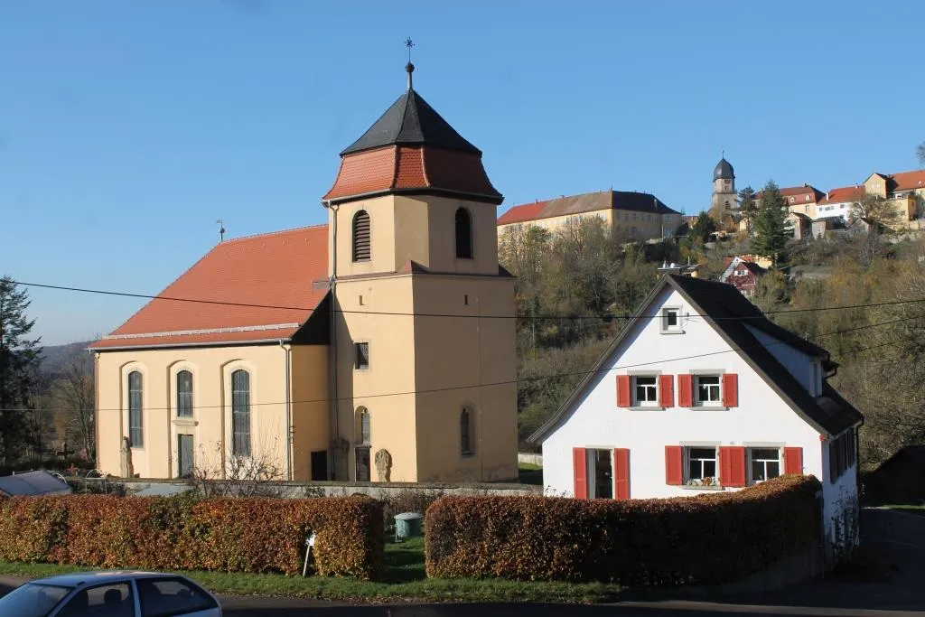 Evangelische Kirche in Ettenhausen, im Hintergrund Schloss Bartenstein mit dem Turm der kath. Hofkirche