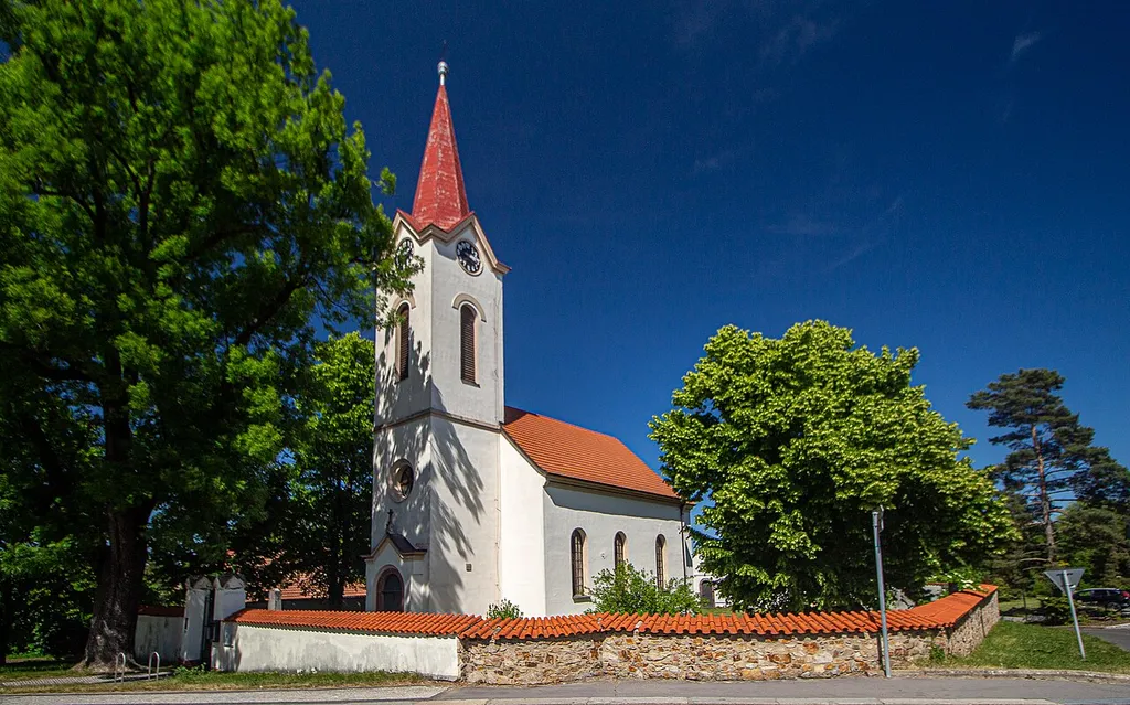 Dubeč kostel sv. Petra v Dubečku