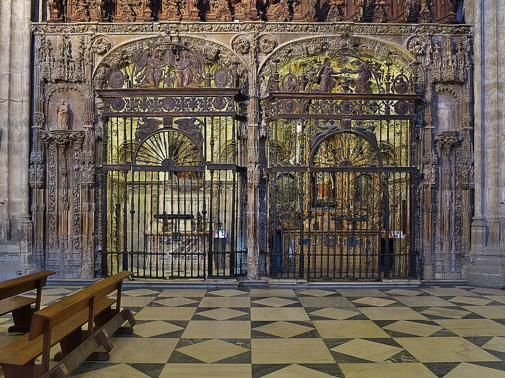 Chapel of St. Gregory (left) and Chapel of Our Lady "de la Estrella" (right)