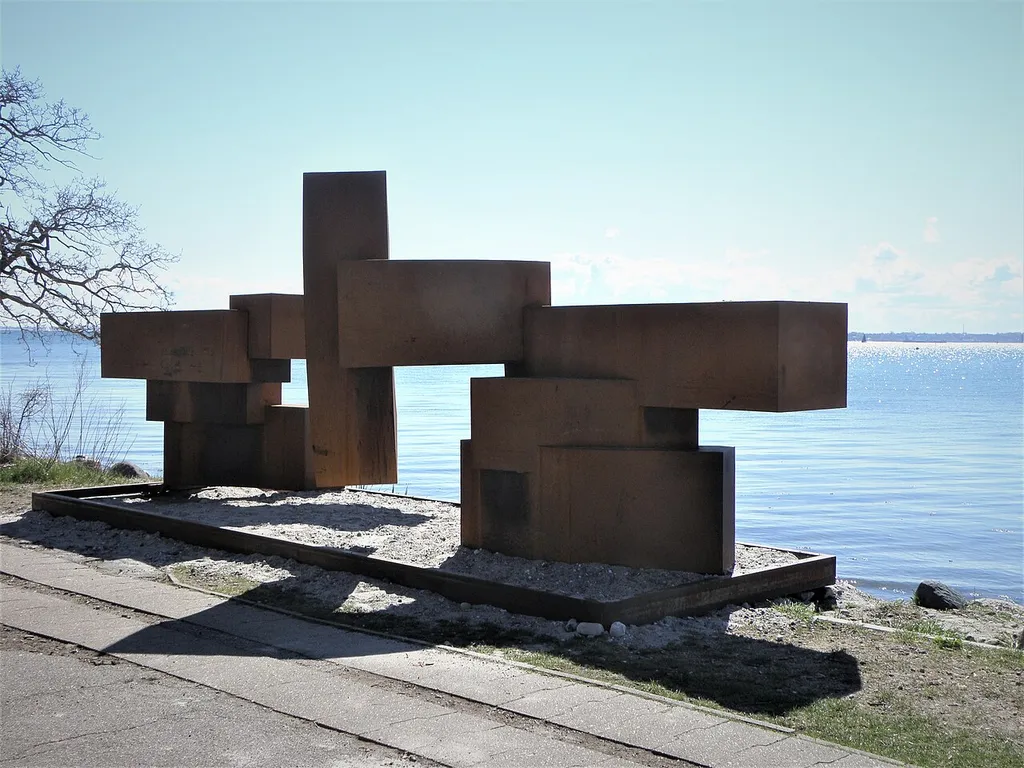 Mehrere Großskulpturen des Bildhauers Jörg Plickat in einer temporären Freiluftausstellung am Strand zwischen Strande und Bülk.