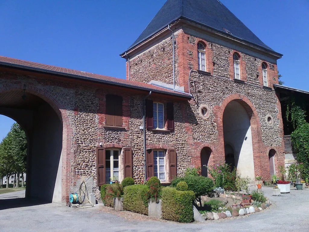 Portail de l'abbaye de Chambarand, vu de l'intérieur du cloître.