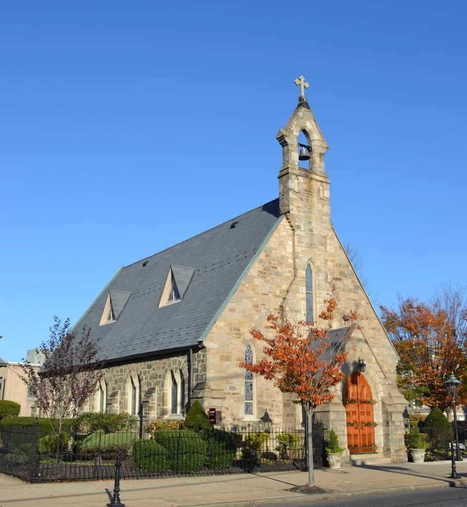 A three-quarter view of Christ Episcopal Church in Woodbury, New Jersey.