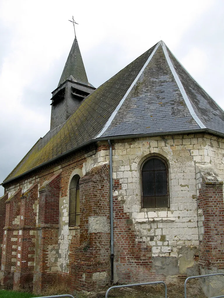 Ainval, hameau de Grivesnes (Somme, France) - La croix surmontant la courte flèche du clocher a souffert d'une tempête récente.