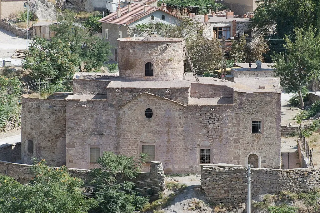 This is what remains (after a total restoration in 1833) of the St. Helen’s Church (Ayaelena Kilesesi), which is supposed to be founded by Empress Helena, mother of Constantine the Great (she who found the true cross and many more objects when she went to Jerusalem. Read “The innocents abroad” by Mark Twain for a hilarious description of all that). It was used as a mosque from 1920 on, was closed when I visited, but some remains of Christian furniture could be distinguished through a window.