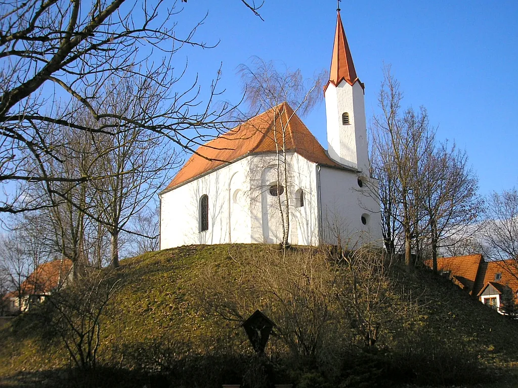 Burgstall Althegnenberg (Landkreis Fürstenfeldbruck, Oberbayern). Der Turmhügel mit der Kapelle. Eigene Aufnahme, Dez. 2007 / Motte-and-bailey castle Althegnenberg near Fuerstenfeldbruck (Upper Bavaria, Germany). The motte with the chapel. Own photo, Dec. 2007