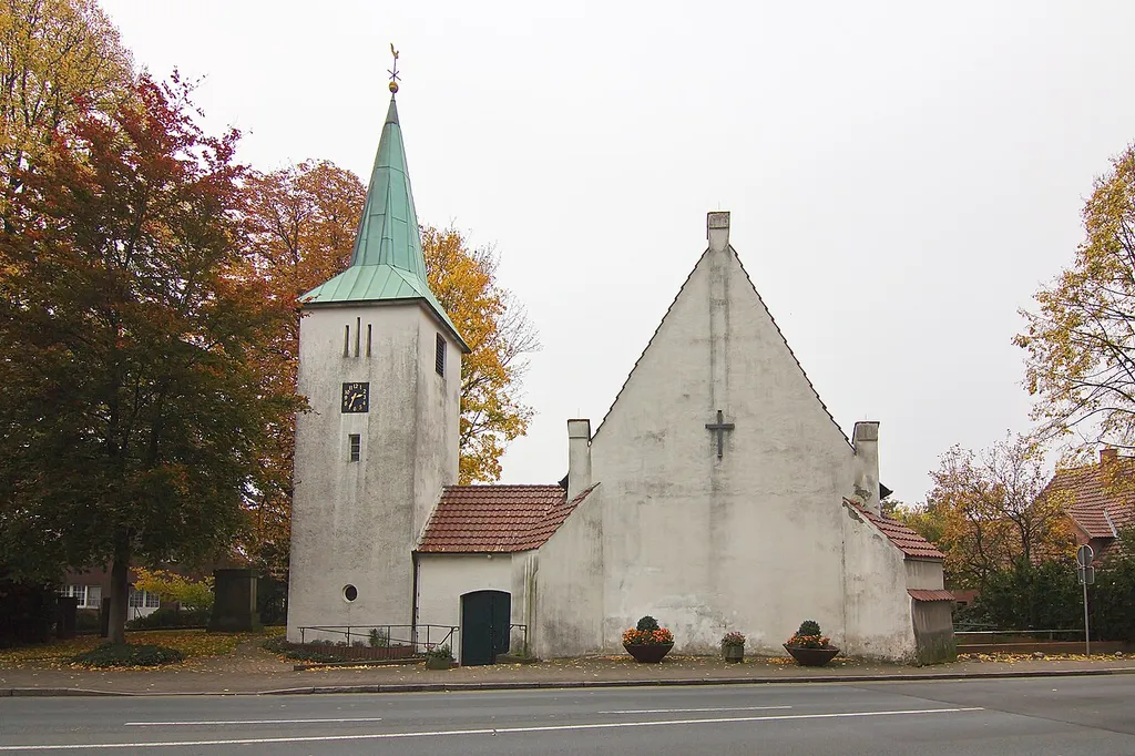 Die Dorfkirche "Zum heiligen Kreuz" in Barenburg stammt aus der Mitte des 15. Jahrhunderts und wurde auf einer Vorgänger-Kapelle von 1200 errichtet.