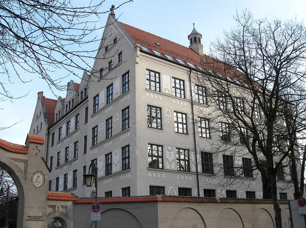 Preysingstraße 83; Ehem. Frauenkloster vom Guten Hirten, ursprünglich Schlösschen und Garten der Freiherren von Leublfing bzw. Grafen Preysing, jetzt Kirchliches Zentrum der Erzdiözese. Z. T. historische Gebäudegruppe in weitem Gartengelände. An der Leonhardstraße Mauer, der Nordteil 18. Jh. mit Blenden und Portalsäulen an der Innenseite; der Südteil mit Einfahrtstor um 1908 zugleich mit Bau A (siehe unten). In der Mitte das ehem. Kloster, romanisierend/gotisierender Komplex mit zwei Flügeln zu Seiten der netzgewölbten Kirche, 1841-43. Südlich davon Bau A, Edith-Stein-Gymnasium der Dominikanerinnen, hochragender, historisierender Dreiflügelbau, 1908 von Korbinian Schmid. Aus vorklösterlicher Zeit stammen wohl Bau C (jetzt Deutscher Katechetenverein), Walmdachbau vielleicht noch des 18. Jh.; und der freistehende, langgestreckte, schlicht klassizistische Bau nordöstlich davon, 1. Hälfte 19. Jh., jetzt Referat AV-Medien.