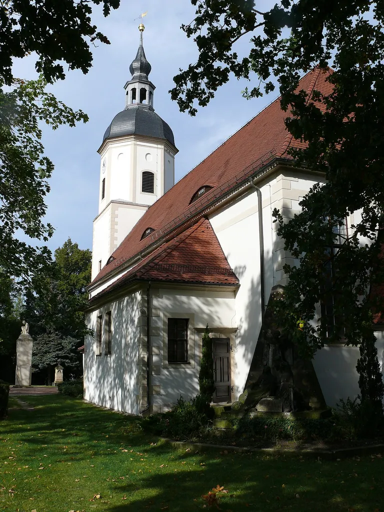 Kirche Gröba Áußenansicht von Osten fotografiert