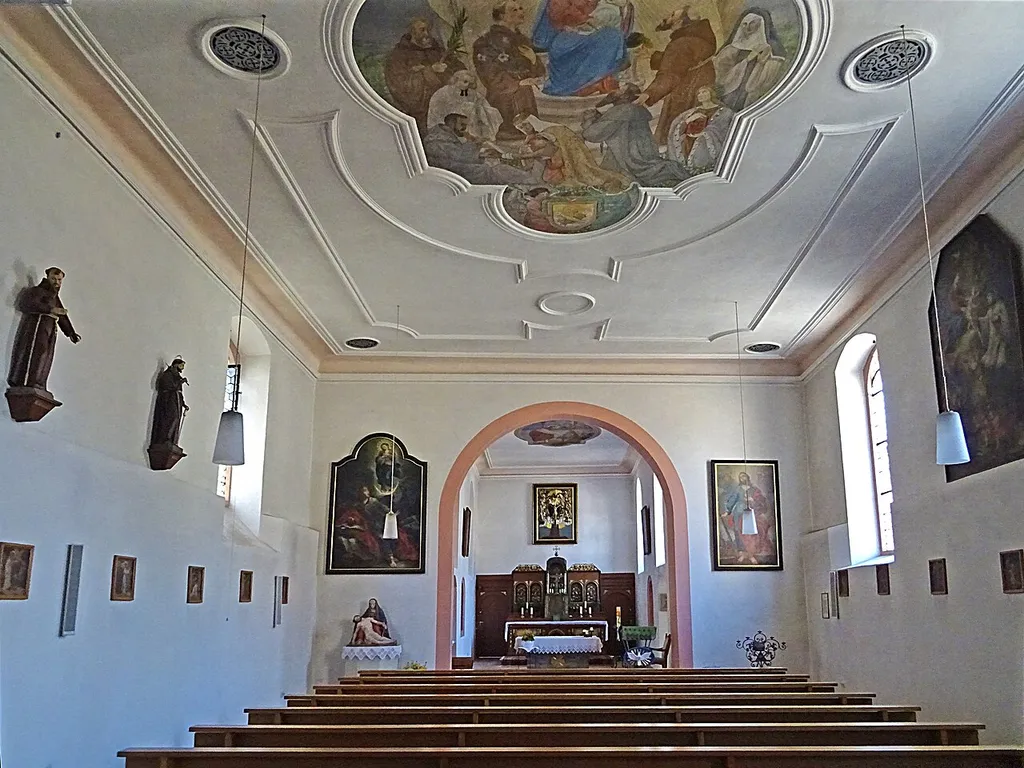Bad Königshofen Kapuzinerklosterkirche St. Johannes Evangelista, Blick zum Altar