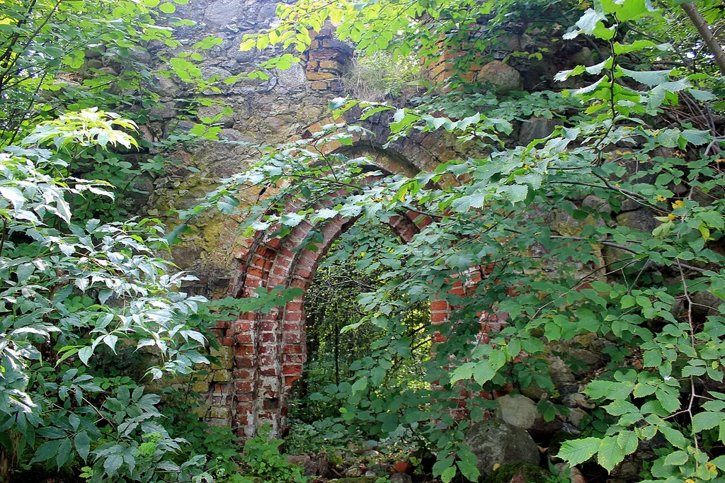 Überbleibsel der Kirche Medenau in Logwino, Kaliningrader Oblast.