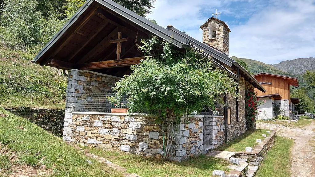 Chiesa della Regina della Pace all'alpe le Biuse, Cavaglio San Donnino, comune di Valle Cannobina, VB. In secondo piano il Rifugio delle Nevi.