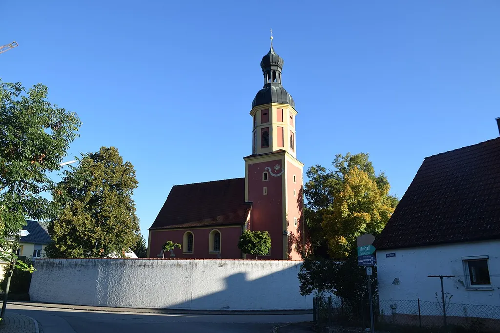 Saalbau mit Steildach, romanische Chorturmanlage; mit Kirchhofmauer
