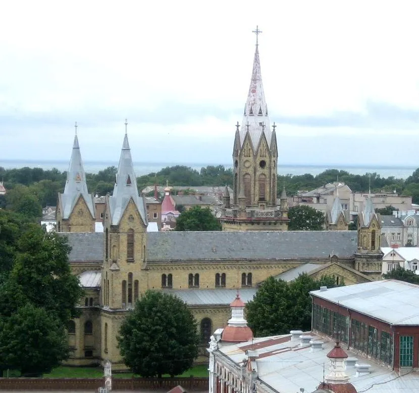 Blick auf den Markt und die katholische St.-Josefs-Kathedrale in Liepaja