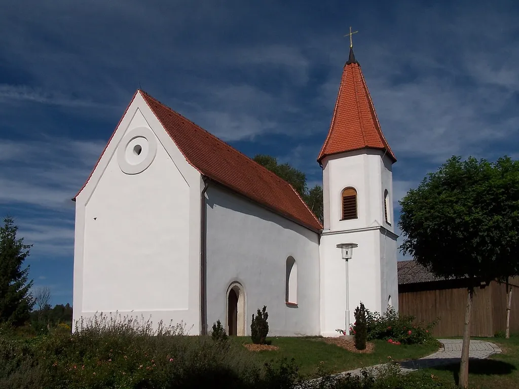 Kirchdorf, Obermantelkirchen 12. Katholische Kirche St. Petrus, Saalkirche mit Steildach und dreiseitigem Chorschluss, Ende 16./Anfang 17. Jahrhundert, im 18. Jahrhundert barockisiert, Chorflankenturm mit Oktogon und Spitzhelm, 19. Jahrhundert; mit Ausstattung.