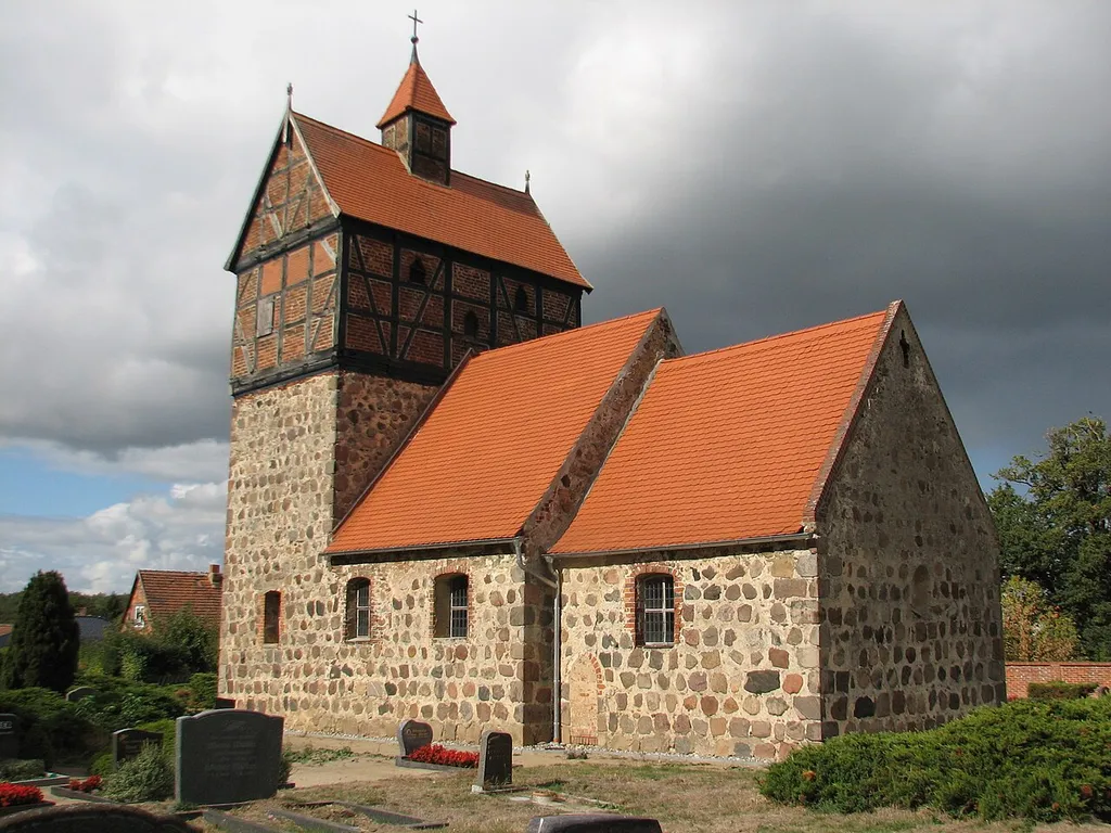 Die Kirche Genzien wurde aus Feldsteinen wohl im 13. Jahrhundert erbaut, das Fachwerk-Glockengeschoss entstand im 17. Jahrhundert.