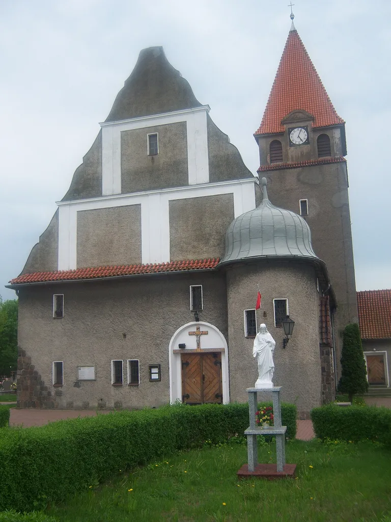 Węgierki - kościół parafialny pw. Serca Pana Jezusa (widok od szosy)