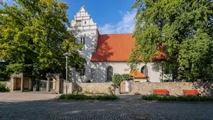 Kirche, dazu Kriegerdenkmal am Kirchhof, einige Grabsteine und Einfriedung (Einzeldenkmal zu ID-Nr. 09303459) Ravensburger Platz -