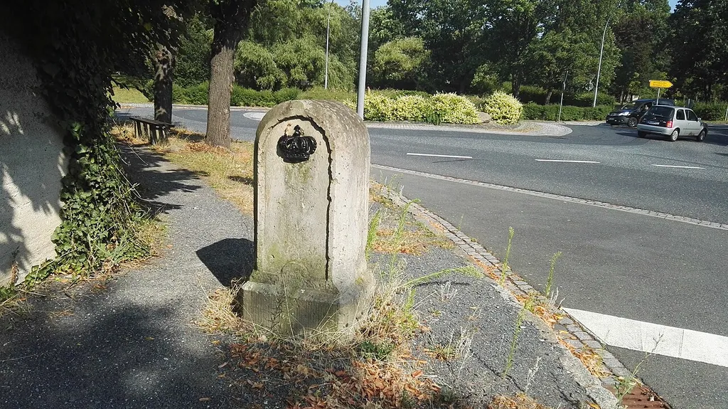 denkmalgeschützter Meilenstein in Radeburg im Kreisverkehr Dresdner Straße; Abzweigstein mit Krone und Inschrift