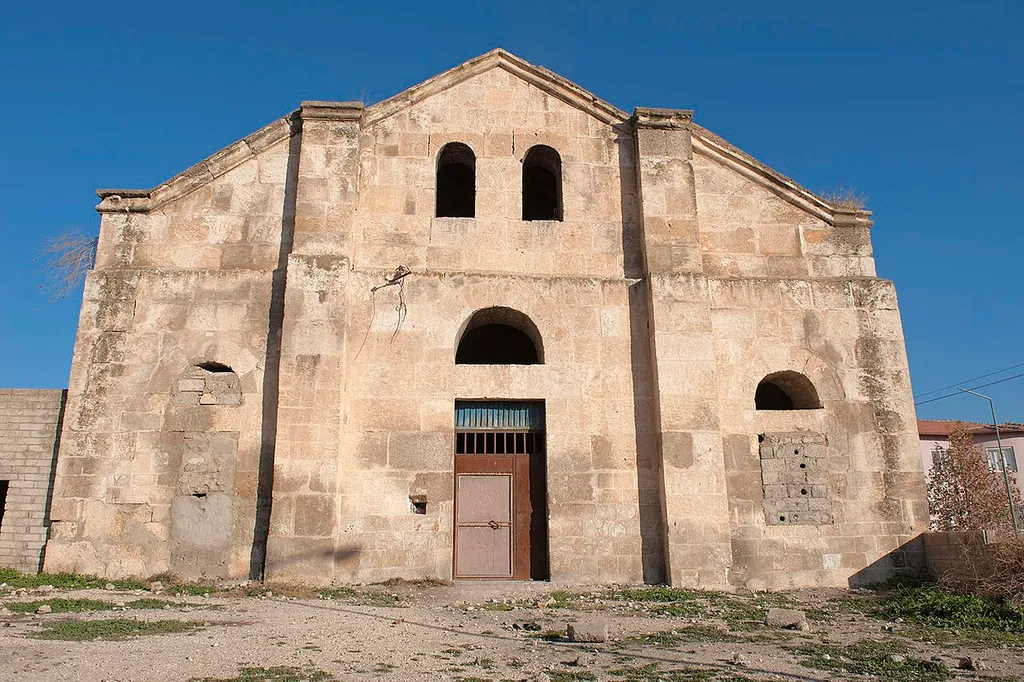 On a visit to nearby Zeugma the town of Nizip provided some sights, in particular what must have been a rather large church, in 2008 out of use, and a pastoral centre. Some houses showed fine architecture. The church is called, according to Pat Yale, whom I once spent a day of travel with and who is a Turkey specialist, Fevkanı church. Like me she found it closed, and did not find more information than: served as a mosque for a while, later was a warehouse, used as a centre for disabled people, then closed.