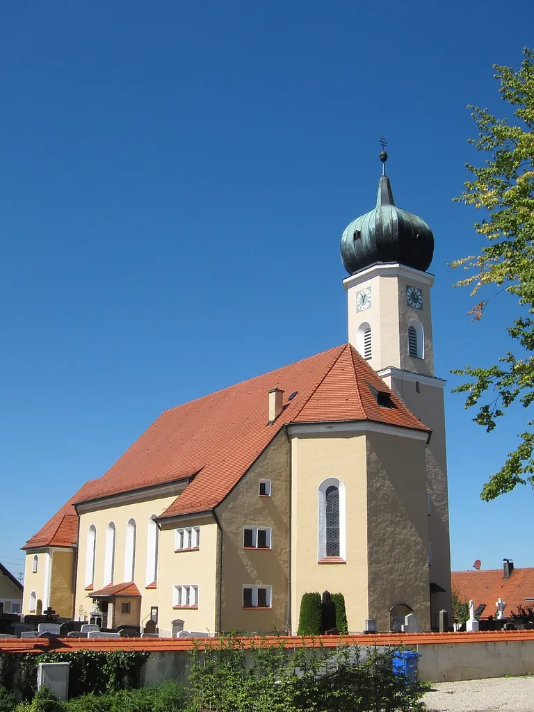 Katholische Pfarrkirche St. Emmeram, barocker Längsbau mit Zwiebelturm von Anton Kogler, um 1700, Erweiterung 1928; mit Ausstattung.