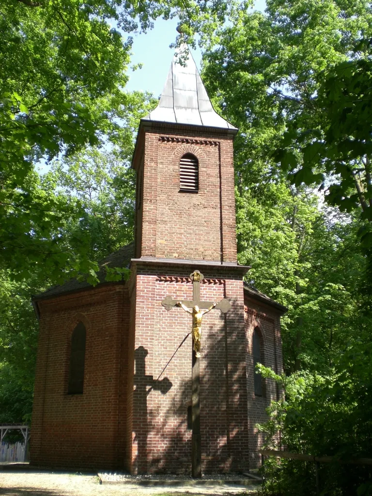Lourdes-(auch Berg-)kapelle auf dem Kapellenberg in Ergoldsbach. Sie wurde 1895 auf Betreiben des Ortspfarrers Josef Igl errichtet.
