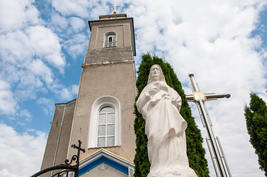 Церква Успіння Пресвятої Богородиці (1870) в селі Угрині Заводської громади Чортківського району Тернопільської области України.