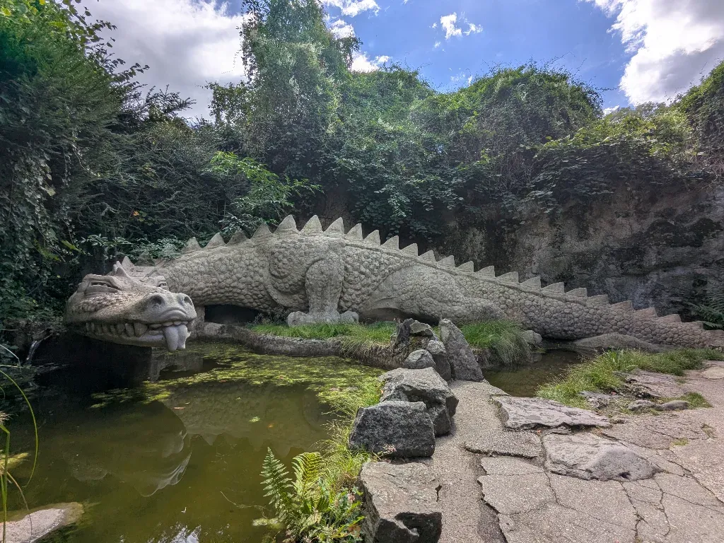 Drachenhöhle und Drache