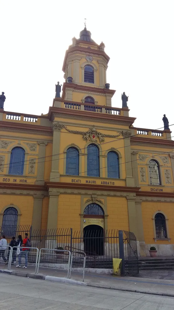 Fachada/entrada da Catedral Santo Amaro, em São Paulo (SP), Brasil.