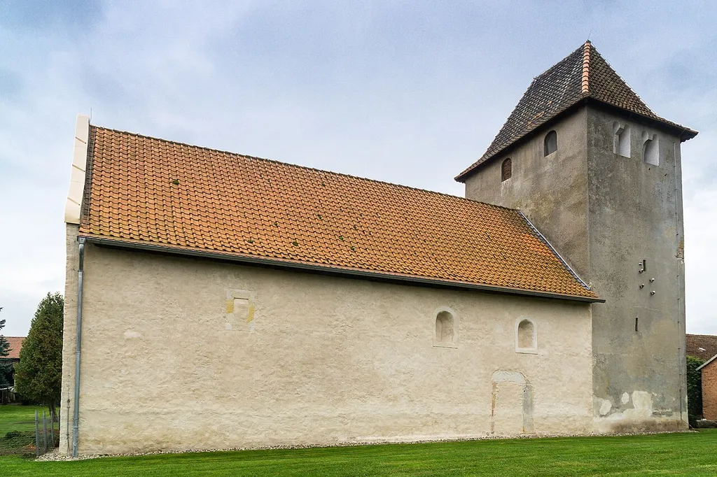 Kirche Hörsingen, mit spätmittelalterlicher Kreuzplatte (in der Nordwand des Kirchenschiffes vermauert), Große Straße in Oebisfelde-Weferlingen OT Hörsingen This is a picture of the Saxony-Anhalt Kulturdenkmal (cultural heritage monument) with the ID 094 84907 KDSA/094 84907(andere) (84907 Wikidata)