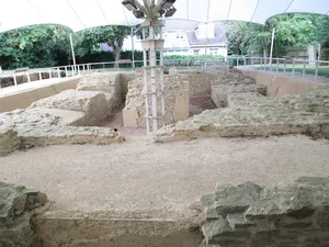 Bishop of Winchester's Palace, 90m east of St Mary's Church
