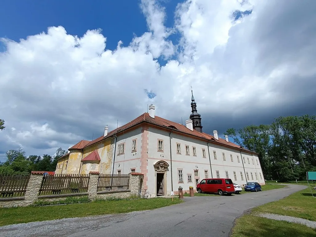 Františkánský klášter u Červeného Újezda u Prahy