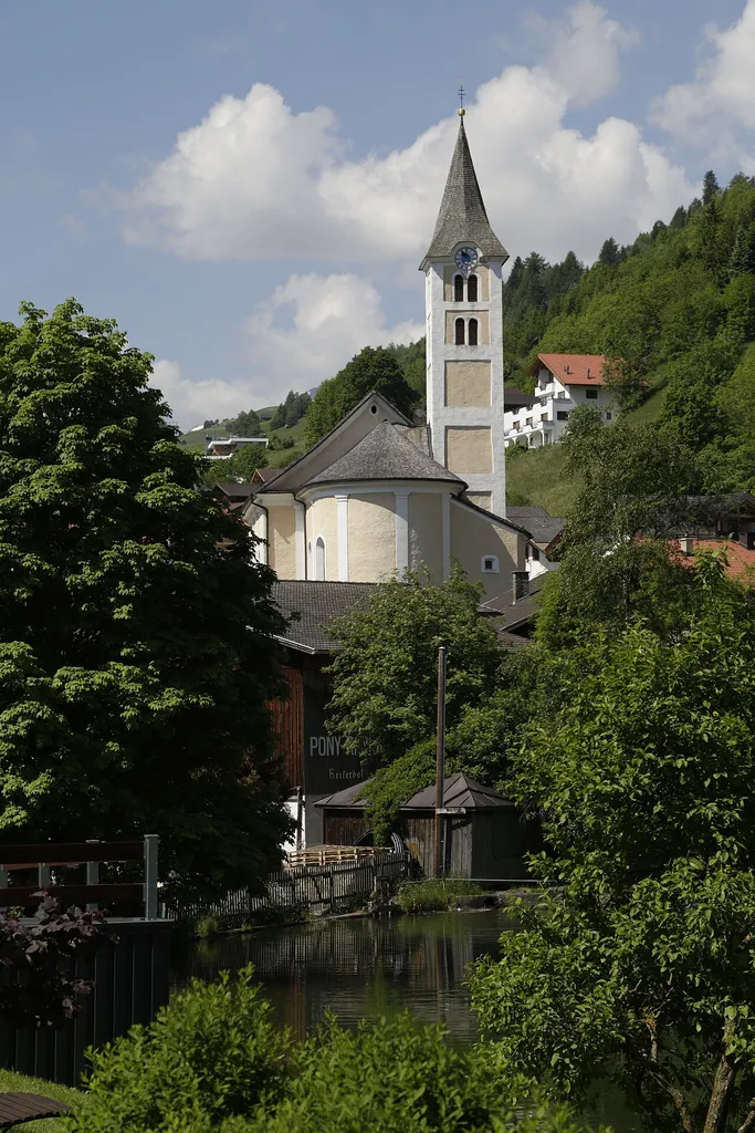 Blick vom See kirche von Ladis