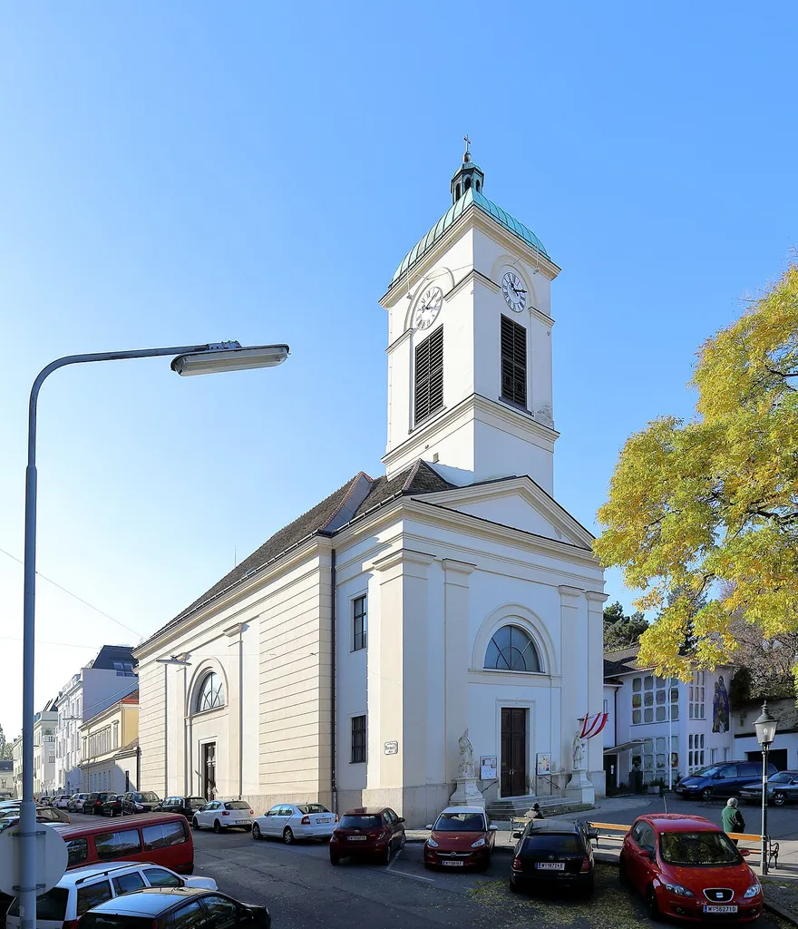 Nordostansicht der röm.-kath. Pfarrkirche hl. Paulus (Döblinger Pfarrkirche), im 19. Wiener Bezirk Döbling.Die Kirche mit kuppelgedecktem Fassadenturm wurde anstelle einer baufälligen Vorgängerkirche von 1826 bis 1829 durch Baumeister Josef Reininger in klassizistischen Formen errichtet. Vor der Kirche befinden sich Steinfiguren des hl. Erasmus (frühes 18. Jhdt.) und des hl. Johannes Nepomuk (um 1800).