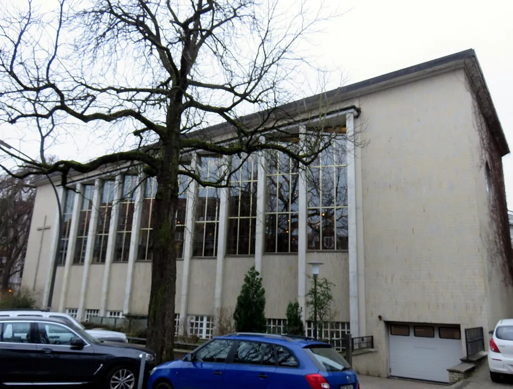 Kirchenschiff der Neuapostolischen Kirche, Curschmannstraße 17 / Ecke Abendrothsweg in Hamburg-Hoheluft-Ost, neben dem Gebäude der Hauptverwaltung der Neuapostolischen Kirche Nordost. This is a photograph of an architectural monument.It is on the list of cultural monuments of Hamburg, no. 38953.