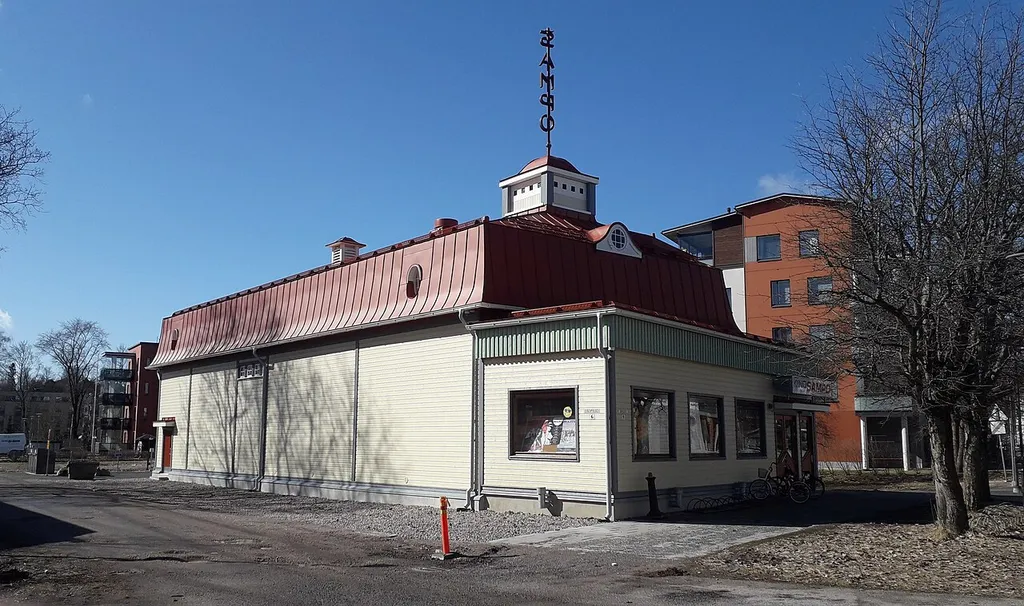 Riihimäellä sijaitseva elokuvateatteri Kino Sampo vuoden 2020 julkisivuremontin jälkeisessä ulkoasussaan.