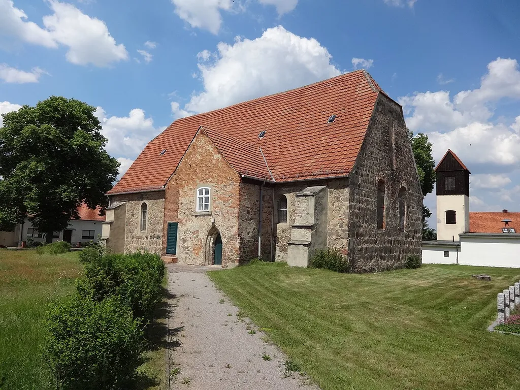 Die Dorfkirche in Paplitz entstand vermutlich im 13. oder 14. Jahrhundert als Feldsteinkirche. Sie wurde im Dreißigjährigen Krieg zerstört und wiederaufgebaut. Im Innern befinden sich ein Altaraufsatz, der in der Zeit um 1660 bis 1670 entstand und in seiner Predella das Abenmahlsbild und im Hauptfeld die Kreuzigungsszene Jesu Christi zeigt.