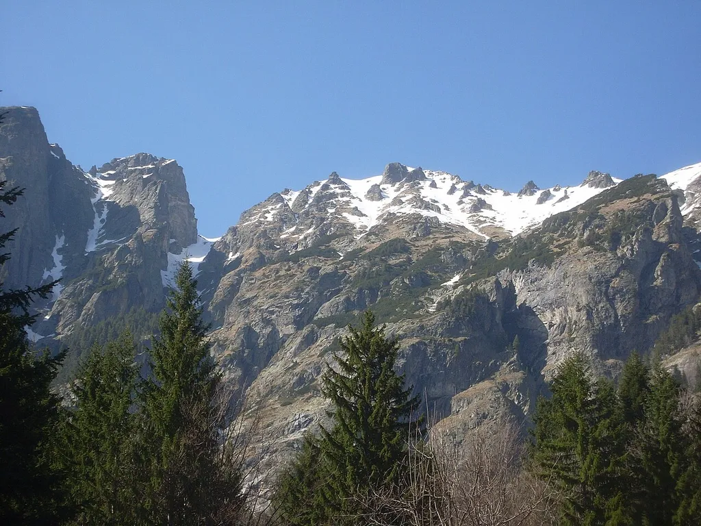 Montañas cercanas a Rila donde se aprecian rocas escarpadas y nieve, Rila, Bulgaria, 2011