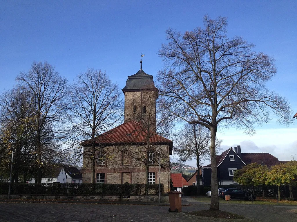Die evangelische Kirche in Ehlen, fotografiert vom Kirchplatz östlich der Kirche; Eco Pfad Kulturgeschichte Habichtswald