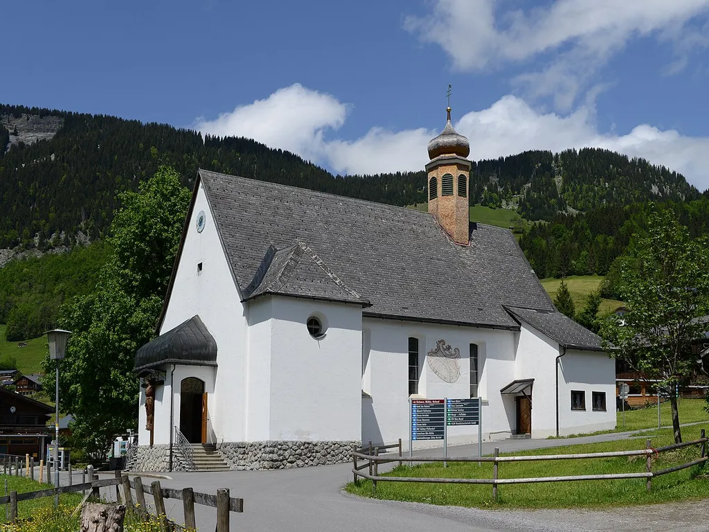 Kuratienkirche Hl. Josef, in Au-Rehmen. 1664 erbaut, Anfang 18. Jh. vergrößert, 1717 geweiht.