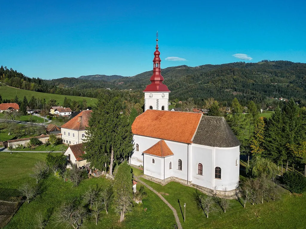 Baročna župnijska cerkev sv. Lovrenca iz 18. stol., nastala temeljih na predhodnih cerkvah iz 12. in 15. stol. Oprema je baročna (Holzinger, Pogačnik). Ob 900-letnici prve omembe kraja (1091-1991) generalno obnovljena zunanjost in notranjost, kasneje še Otoničeve orgle in zvonik.