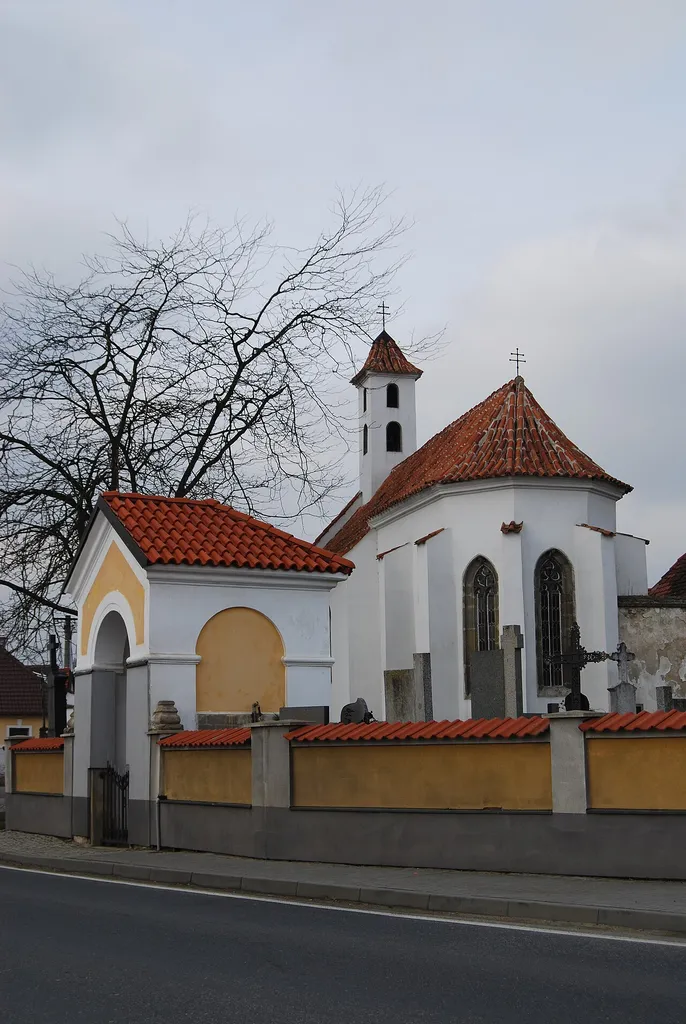 Kaple a kostel v obci. Dobev. Okres Písek. Česká republika.