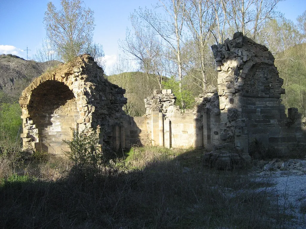 Restos de la cabecera de la iglesia del Monasterio de San Juan de Montealegre en la Región de El Bierzo