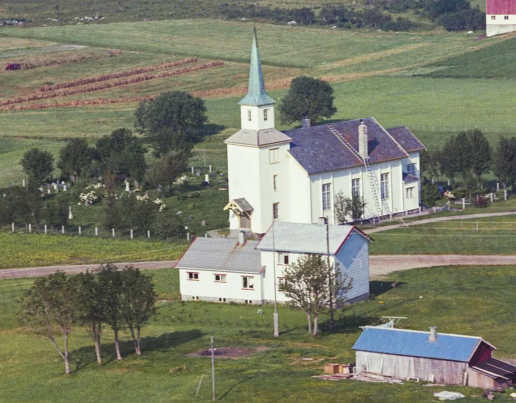 Solstad kirke. Foto: Widerøes Flyveselskap. Fra Nasjonalbibliotekets Samling.