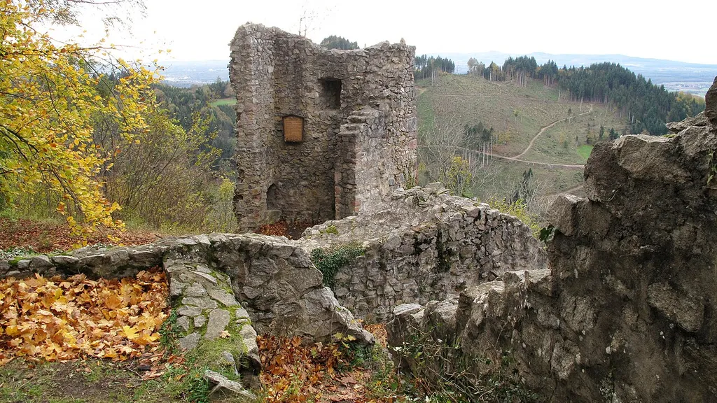 Nordwestliche Burgsspitze mit dem heutigen Wahrzeichen der Ruine, dem Schalenturm.