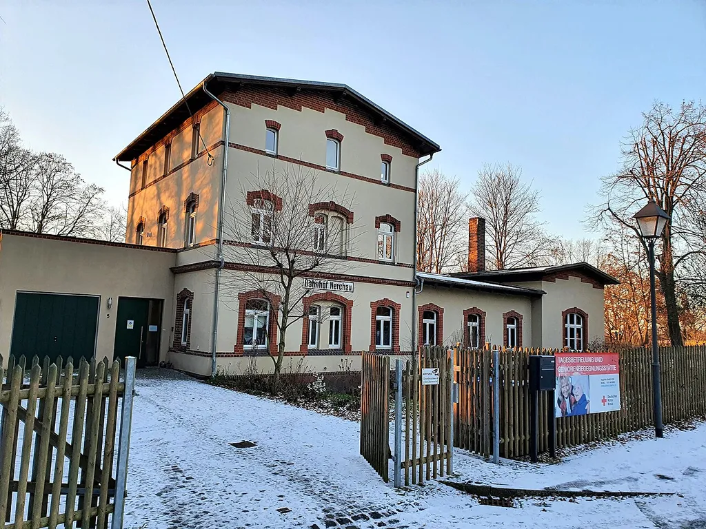 Empfangsgebäude eines ehemaligen Bahnhofs (heute Seniorenbegegnungsstätte)