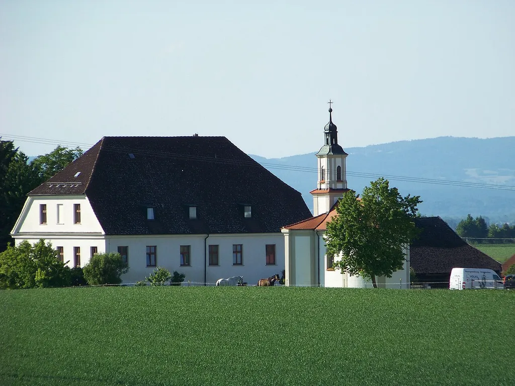 Oberschneiding, Hienhart. Schloss mit Halbwalmdach, erbaut im 17. Jahrhundert, überarbeitet 2. Hälfte 18. Jahrhundert.