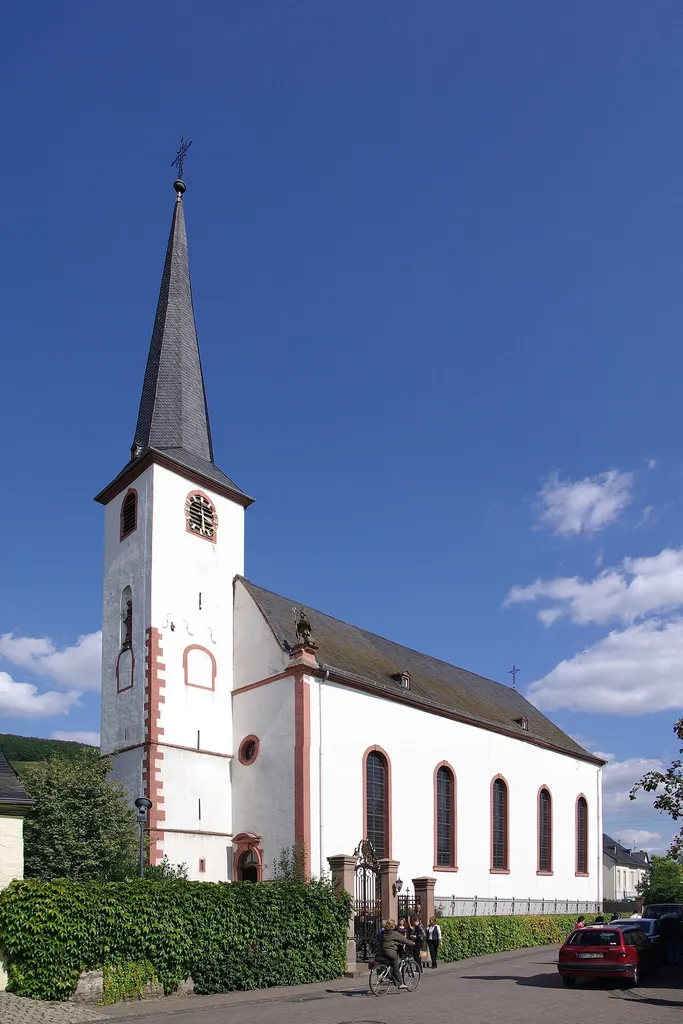 Katholische Pfarrkirche St. Laurentius; romanischer Westturm, barocker Saalbau, 1771; zugehörig ummauerter Kirchhof mit Rokoko-Tor, Friedhofskreuz 1829, Grabplatte 1496, Epitaph, um 1570, klassizistische Grabsäule, 1838, Grabstein 1775