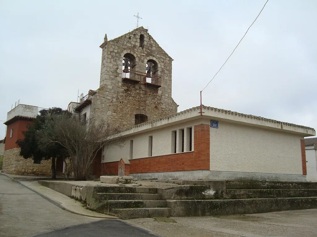 La iglesia parroquial de San Miguel Arcángel, en Villán de Tordesillas (Valladolid), moderna adosada a una espadaña de sillería anterior.