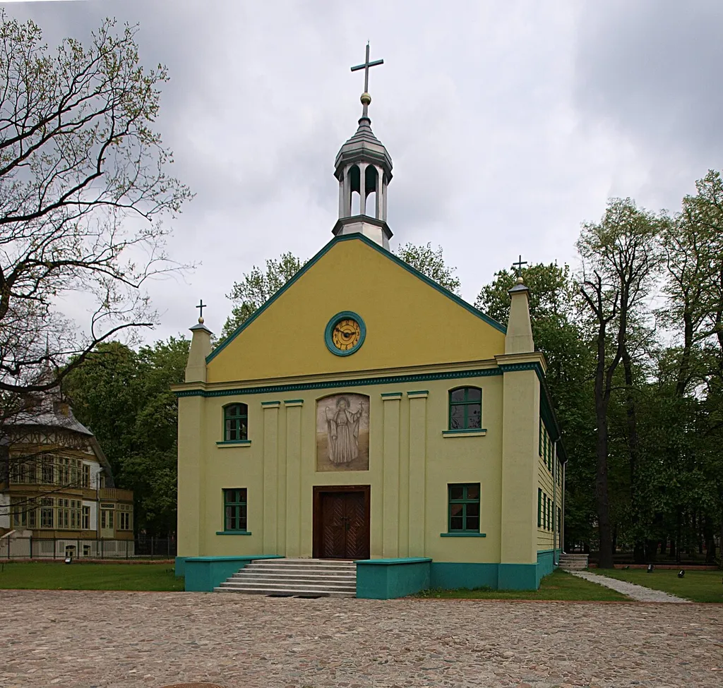 Skansen Łódzkiej Architektury Drewnianej. Kościół przeniesiony z Nowosolnej (ul. Rynek Nowosolna 13). Wzniesiony w latach 1846-1848 przez gminę ewangelicko-augsburską, według pochodzącego z 1811 r. projektu Sylwestra Szpilowskiego. Po II wojnie światowej oddany kościołowi katolickiemu (pod wezwaniem Św. Andrzeja Boboli).