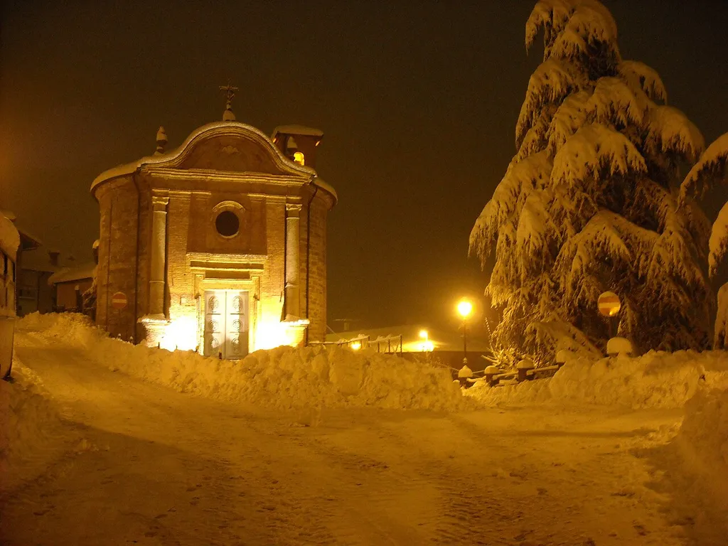 Scatto notturno della chiesa di San Rocco sotto una forte nevicata.